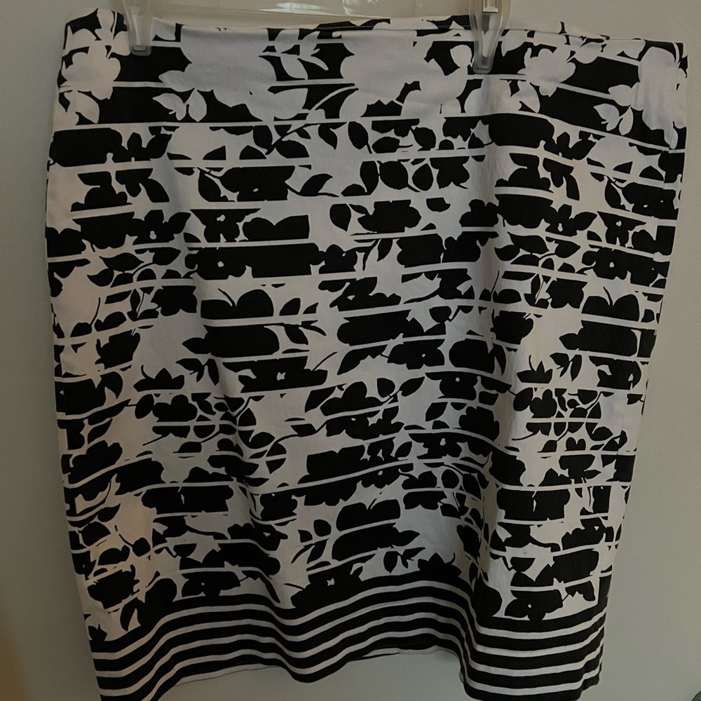 Black and white floral pencil skirt